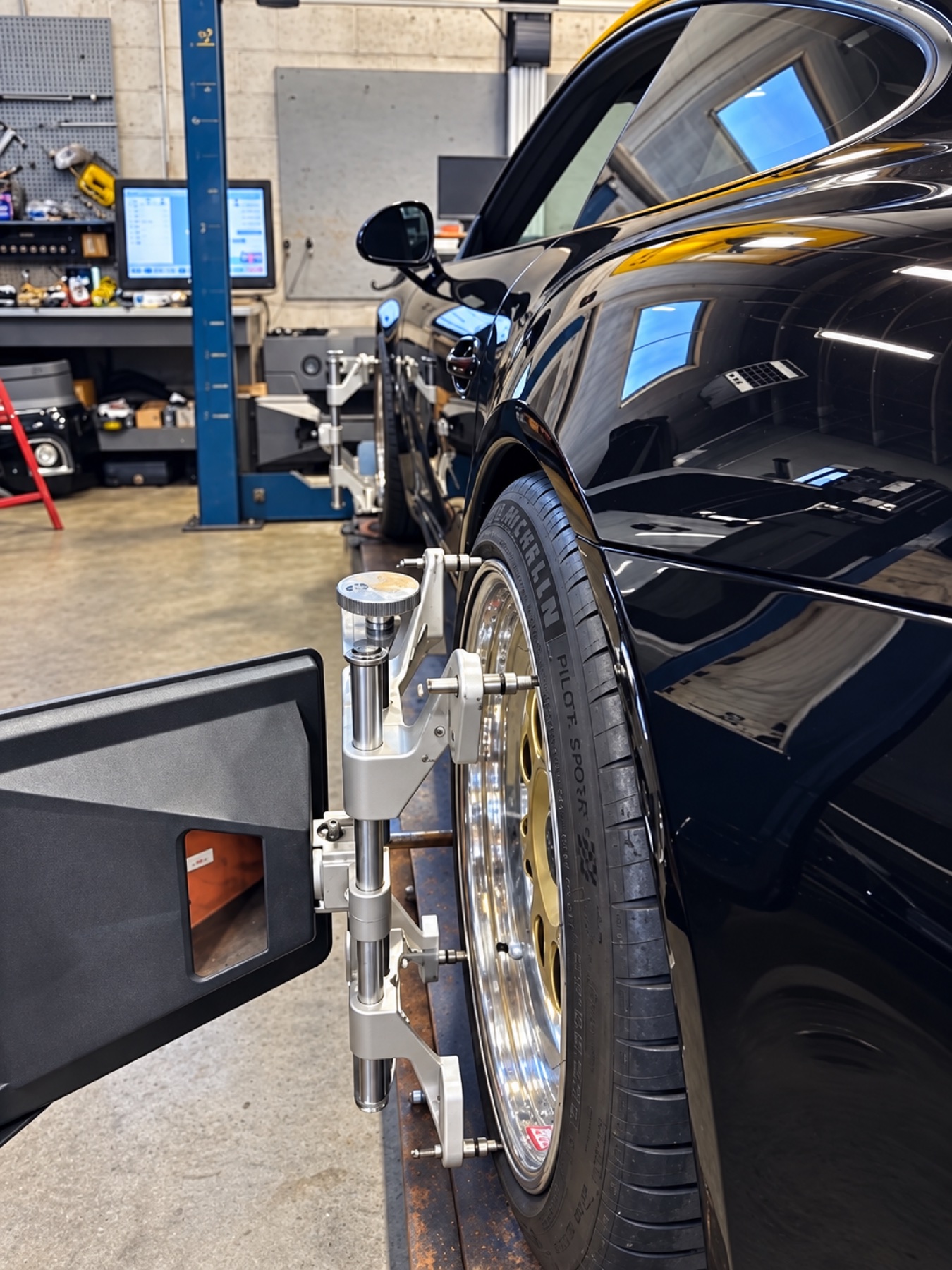 Wheel alignment equipment installed on a vehicle